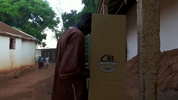 Dados não oficiais apontam para 2ª volta nas presidenciais Dados não oficiais apontam para 2ª volta nas presidenciais