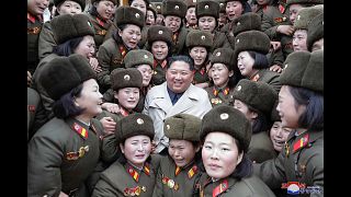 بالصور: كيم جونغ أون يتابع تدريبات عسكرية وسط مجندات كوريا الشمالية