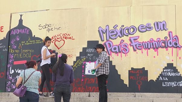 Mexicanas manifestam-se simbolicamente contra violência sobre mulheres Mexicanas manifestam-se simbolicamente contra violência sobre mulheres
