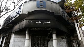 İran'ın başkenti Tahran'da gösteriler sırasında yakılan bir banka şubesi, 20 Kasım 2019