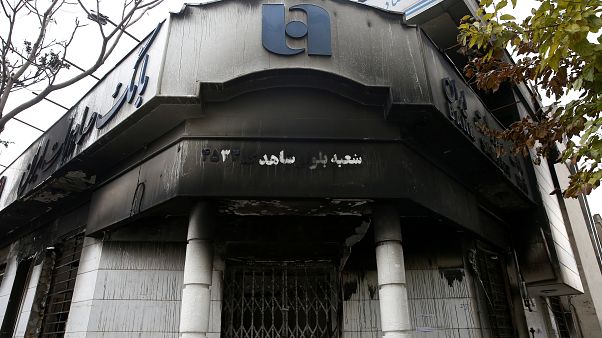 İran'ın başkenti Tahran'da gösteriler sırasında yakılan bir banka şubesi, 20 Kasım 2019 İran'ın başkenti Tahran'da gösteriler sırasında yakılan bir banka şubesi, 20 Kasım 2019