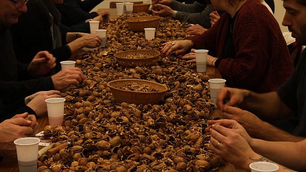 Après le vin, les noix à la fête Après le vin, les noix à la fête