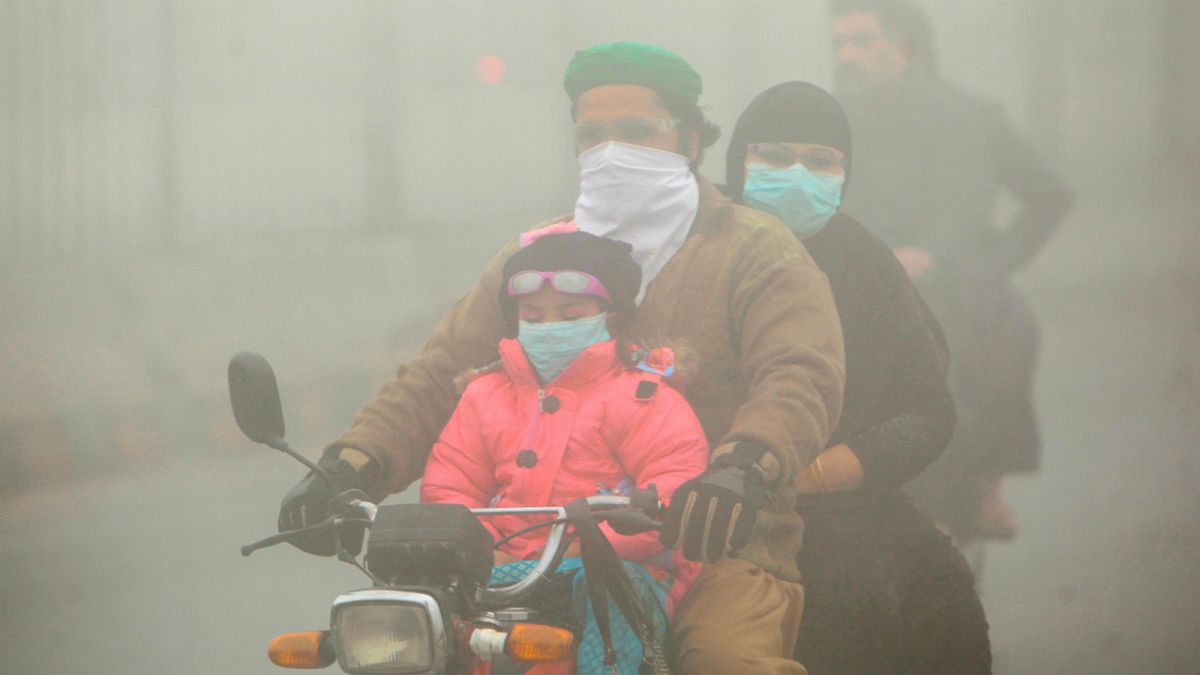 عائلة باكستانية ترتدي أقنعة للحماية من التلوث الهوائي- أرشيف رويترز