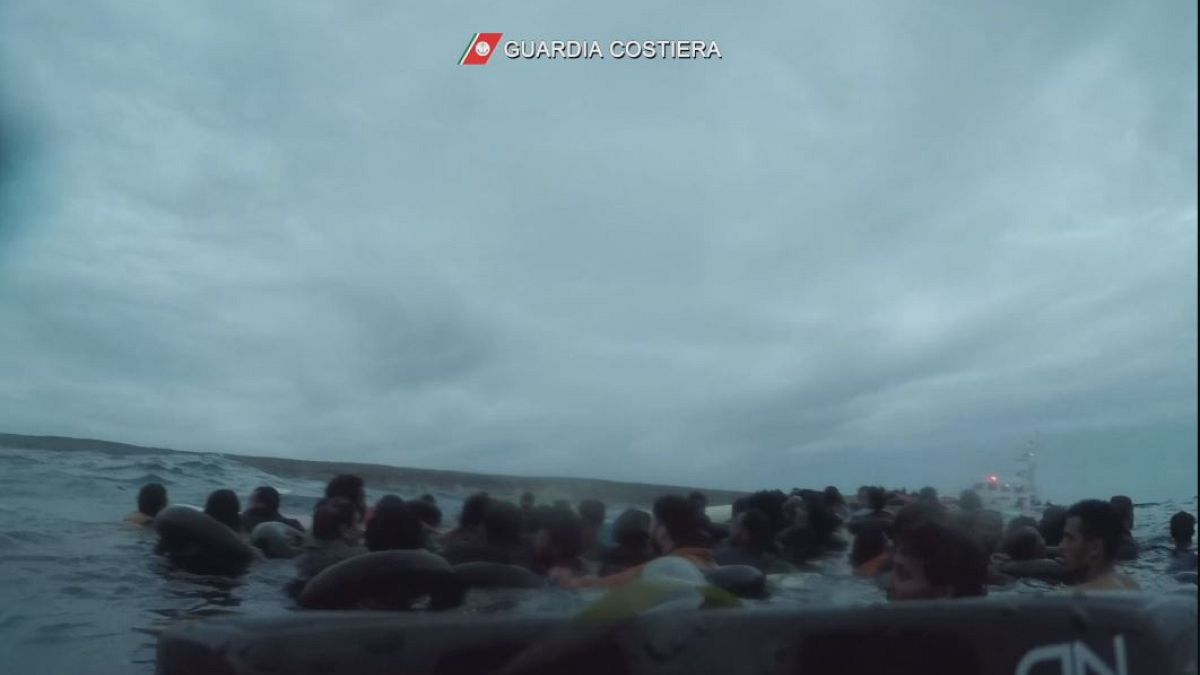 VIDEO: Naufragio di Lampedusa, il marinaio si getta in mare per salvare la piccola Faven