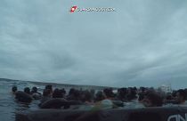 VIDEO: Naufragio di Lampedusa, il marinaio si getta in mare per salvare la piccola Faven