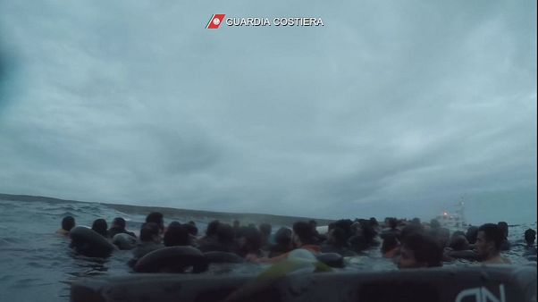 VIDEO: Naufragio di Lampedusa, il marinaio si getta in mare per salvare la piccola Faven VIDEO: Naufragio di Lampedusa, il marinaio si getta in mare per salvare la piccola Faven