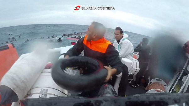 İtalyan Sahil Güvenlik ekipleri teknesi batan göçmenlere yardım ediyor İtalyan Sahil Güvenlik ekipleri teknesi batan göçmenlere yardım ediyor