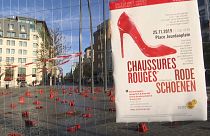 شاهد: أحذية نسائية بطلاء أحمر تتوسط ساحة في بروكسل لأجل مناهضة العنف ضد المرأة