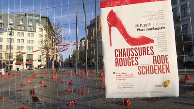 Belçika: Kaybolan ve şiddet gören kadınlara dikkat çekmek için kırmızı ayakkabılar açık hava sergisi