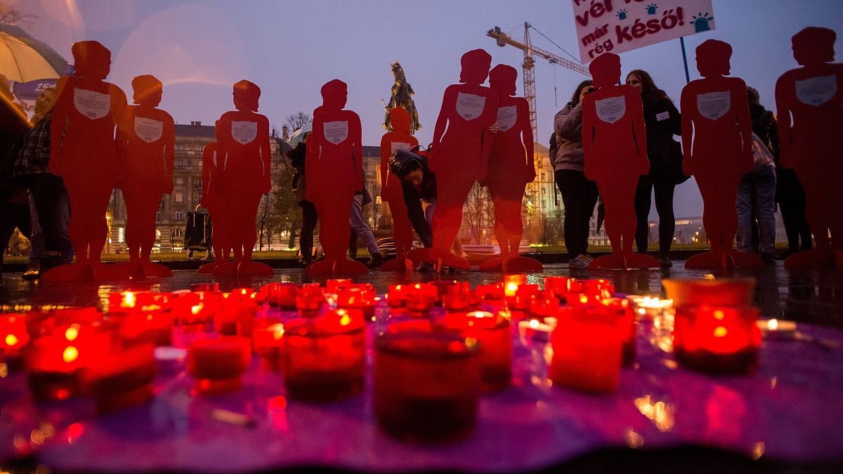 Mécsesek égnek a Nőkért Együtt az Erőszak Ellen Egyesület (NANE) Néma Tanúk elnevezésű felvonulásán a Parlament előtti Kossuth Lajos téren 2018. november 25-én