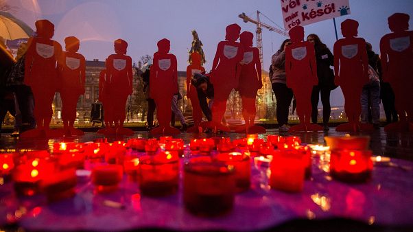 Mécsesek égnek a Nőkért Együtt az Erőszak Ellen Egyesület (NANE) Néma Tanúk elnevezésű felvonulásán a Parlament előtti Kossuth Lajos téren 2018. november 25-én Mécsesek égnek a Nőkért Együtt az Erőszak Ellen Egyesület (NANE) Néma Tanúk elnevezésű felvonulásán a Parlament előtti Kossuth Lajos téren 2018. november 25-én