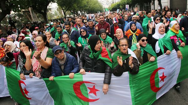 حكم بالسجن ستة أشهر نافذة ضد متظاهرين بالجزائر حكم بالسجن ستة أشهر نافذة ضد متظاهرين بالجزائر