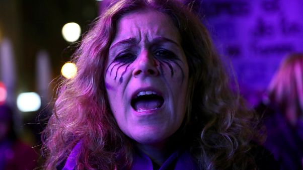 Miles de personas marchan en España contra el "machismo que mata" Miles de personas marchan en España contra el "machismo que mata"