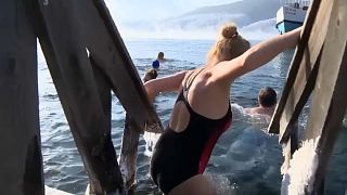 شاهد: روس يسبحون في بحيرة بايكال في درجة حرارة تكاد تلامس الصفر