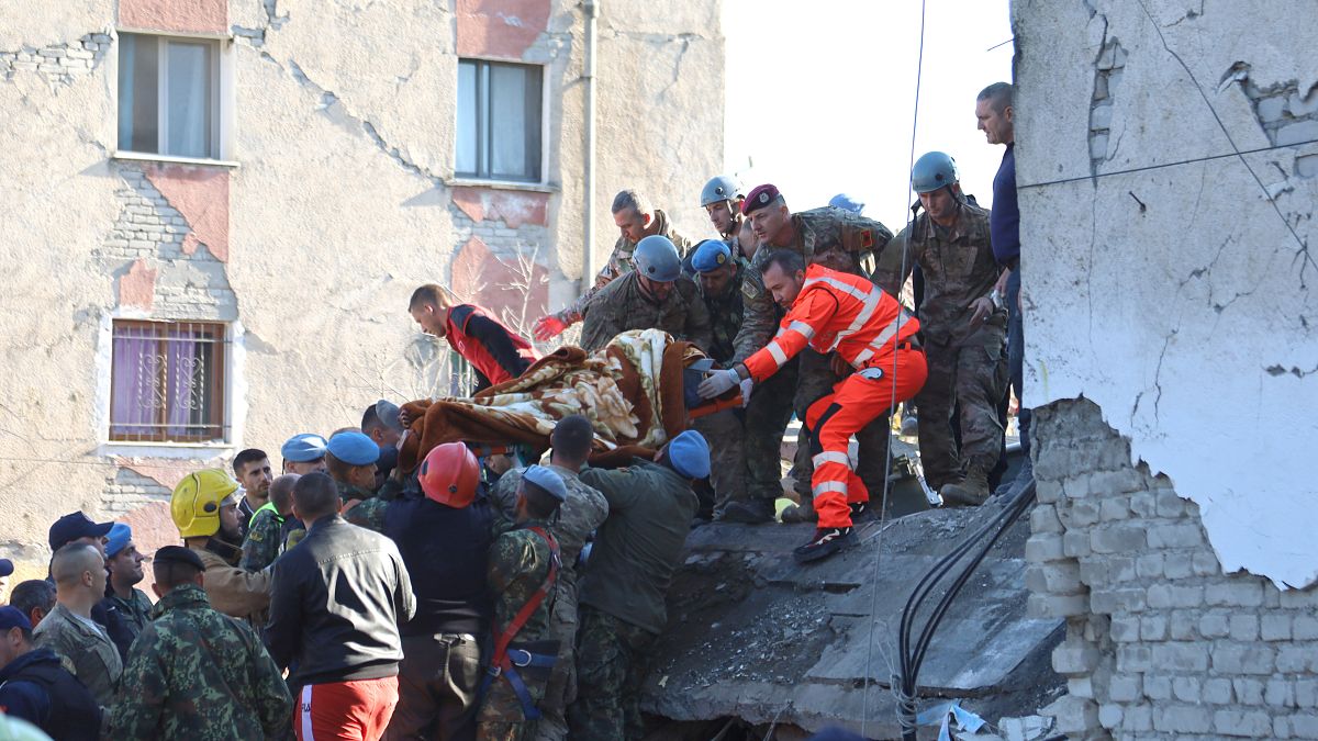 Decenas de personas rescatadas de los escombros tras el terremoto en Albania