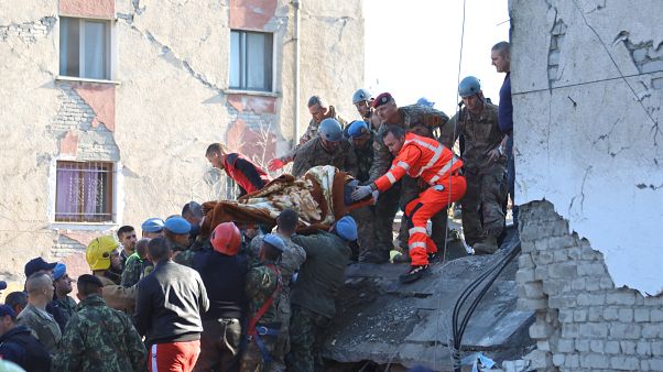 Decenas de personas rescatadas de los escombros tras el terremoto en Albania Decenas de personas rescatadas de los escombros tras el terremoto en Albania