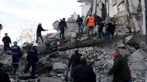 Sismo de 6,4 graus na Albânia faz pelo menos 16 mortos (em atualização) Sismo de 6,4 graus na Albânia faz pelo menos 16 mortos (em atualização)