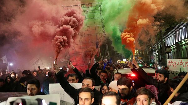 Gürcistan'da güvenlik güçleri parlamentoyu kuşatan protestoculara müdahale etti Gürcistan'da güvenlik güçleri parlamentoyu kuşatan protestoculara müdahale etti