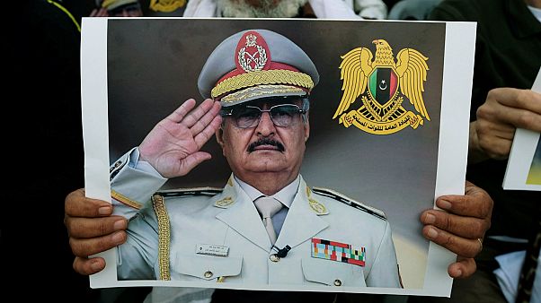 رجل ليبي يحمل صورة للخليفة حفتر- أرشيف رويترز رجل ليبي يحمل صورة للخليفة حفتر- أرشيف رويترز