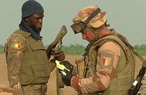 Foto de archivo de un soldado maliense y uno francés