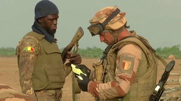 Foto de archivo de un soldado maliense y uno francés Foto de archivo de un soldado maliense y uno francés