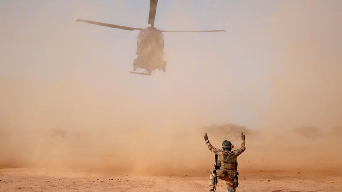 Polemiche per i 13 militari francesi morti: "Presenza militare necessaria in Mali"