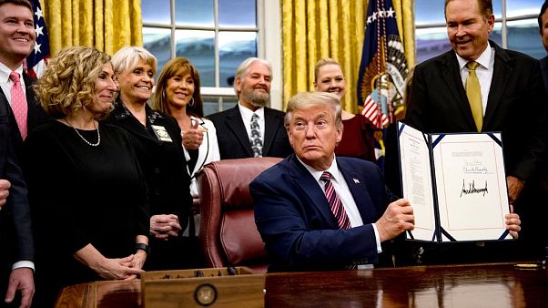 Donald Trump PACT tasarısını imzalıyor Donald Trump PACT tasarısını imzalıyor