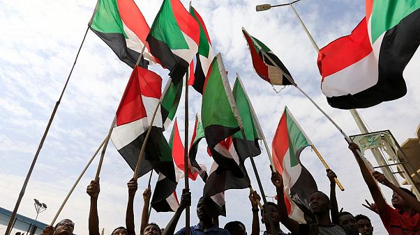 Sudan'da Ömer el Beşir döneminde ihraç edilen 500 bini aşkın kamu görevlisine dönüş yolu açıldı Sudan'da Ömer el Beşir döneminde ihraç edilen 500 bini aşkın kamu görevlisine dönüş yolu açıldı