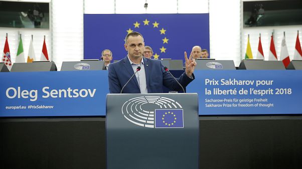 El director ucraniano Oleg Sentsov durante la ceremonia de entrega del Premio Sájarov 2018 en el Parlamento Europeo en Estrasburgo, Francia, el 26 de noviembre de 2019. El director ucraniano Oleg Sentsov durante la ceremonia de entrega del Premio Sájarov 2018 en el Parlamento Europeo en Estrasburgo, Francia, el 26 de noviembre de 2019.