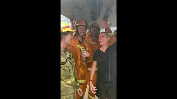 Endlich Regen! Freudentanz nach Feuersbrunst (Video) Endlich Regen! Freudentanz nach Feuersbrunst (Video)