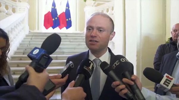 A miniszterelnök marad, kabinetfőnöke távozik a máltai korrupciós és gyilkossági botrányban A miniszterelnök marad, kabinetfőnöke távozik a máltai korrupciós és gyilkossági botrányban