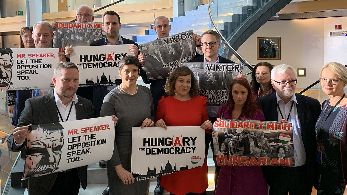 Szolidaritási akció a magyar képviselők mellett az Európai Parlamentben