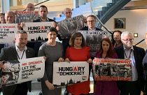 Szolidaritási akció a magyar képviselők mellett az Európai Parlamentben
