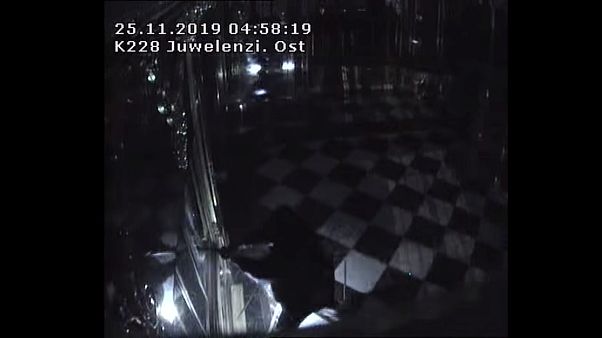 Almanya'da ünlü müzeyi soyan hırsızların görüntüleri yayımlandı Almanya'da ünlü müzeyi soyan hırsızların görüntüleri yayımlandı