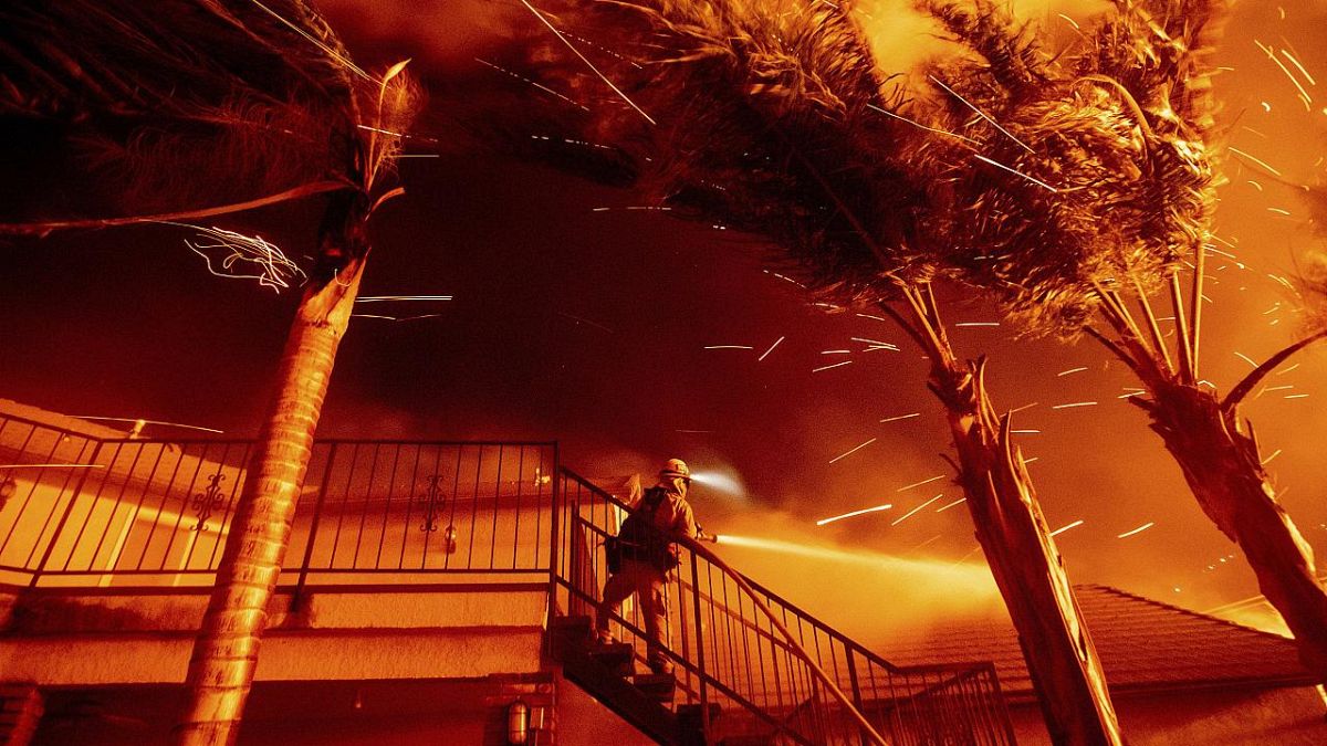 رجل مطافي يقاوم النيران التي تهدد إحدى الإقامات في سان برناردينو في كاليفورنيا - 2019/10/31 -