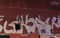 Graffitijeivel tüntet a kormány ellen egy libanoni művész