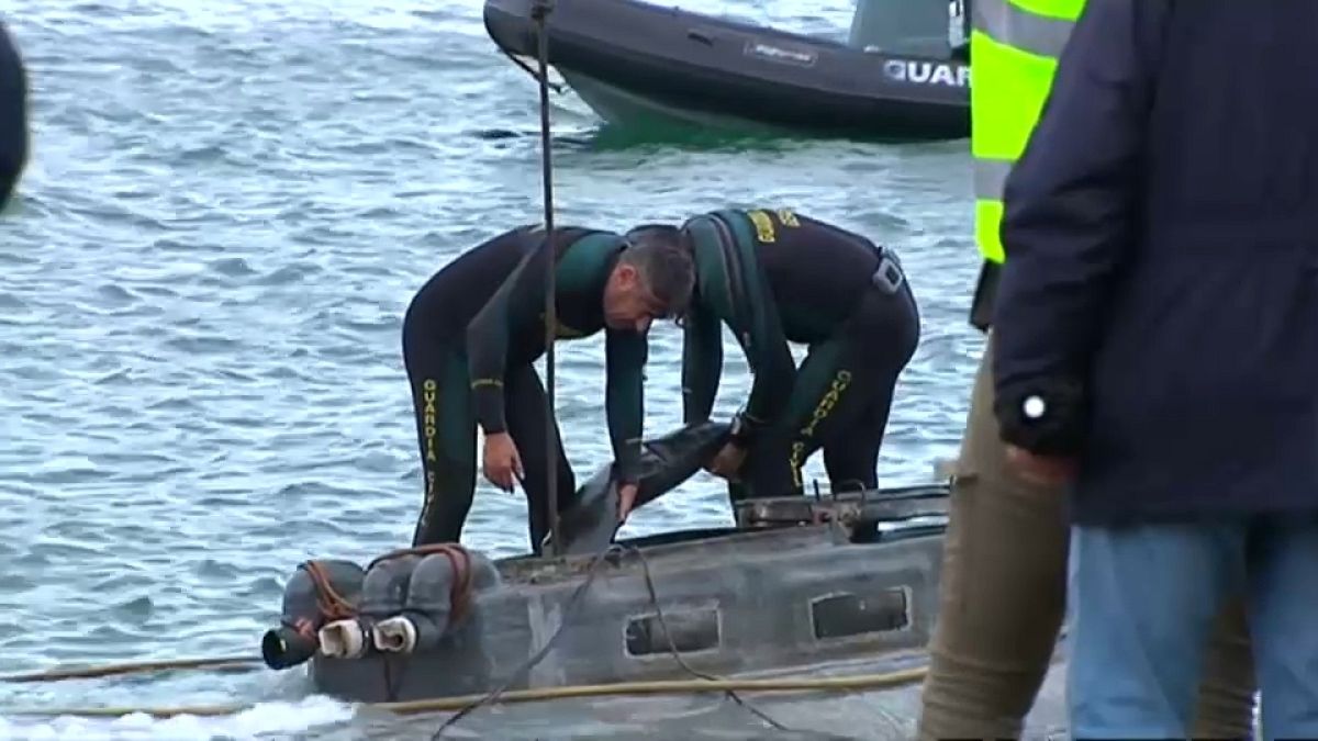 Se investiga quién acompañó el narcosubmarino hasta Galicia mientras tratan de reflotarlo