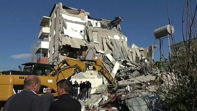 Búsqueda de vidas bajo los escombros en Albania