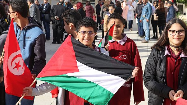 المدارس التونسية ترفع العلم الفلسطيني وغزة تقوم بالمثل المدارس التونسية ترفع العلم الفلسطيني وغزة تقوم بالمثل