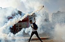 متظاهر فلسطيني يعيد قنبلة الغاز بالقرب من مستوطنة بيت إيل، الضفة الغربية- أرشيف رويترز