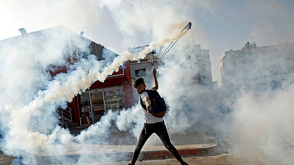 متظاهر فلسطيني يعيد قنبلة الغاز بالقرب من مستوطنة بيت إيل، الضفة الغربية- أرشيف رويترز متظاهر فلسطيني يعيد قنبلة الغاز بالقرب من مستوطنة بيت إيل، الضفة الغربية- أرشيف رويترز