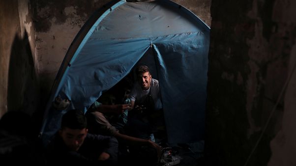 Migrantes de Afganistán sentados en su tienda de campaña en una imprenta abandonada cerca de la frontera croata, cerca de la ciudad de Sid, Serbia, el 4 de septiembre de 2019. Migrantes de Afganistán sentados en su tienda de campaña en una imprenta abandonada cerca de la frontera croata, cerca de la ciudad de Sid, Serbia, el 4 de septiembre de 2019.