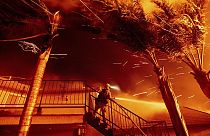 آتش‌نشانی در حال مبارزه با آتش در کالیفرنیا