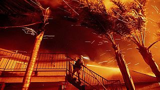آتش‌نشانی در حال مبارزه با آتش در کالیفرنیا