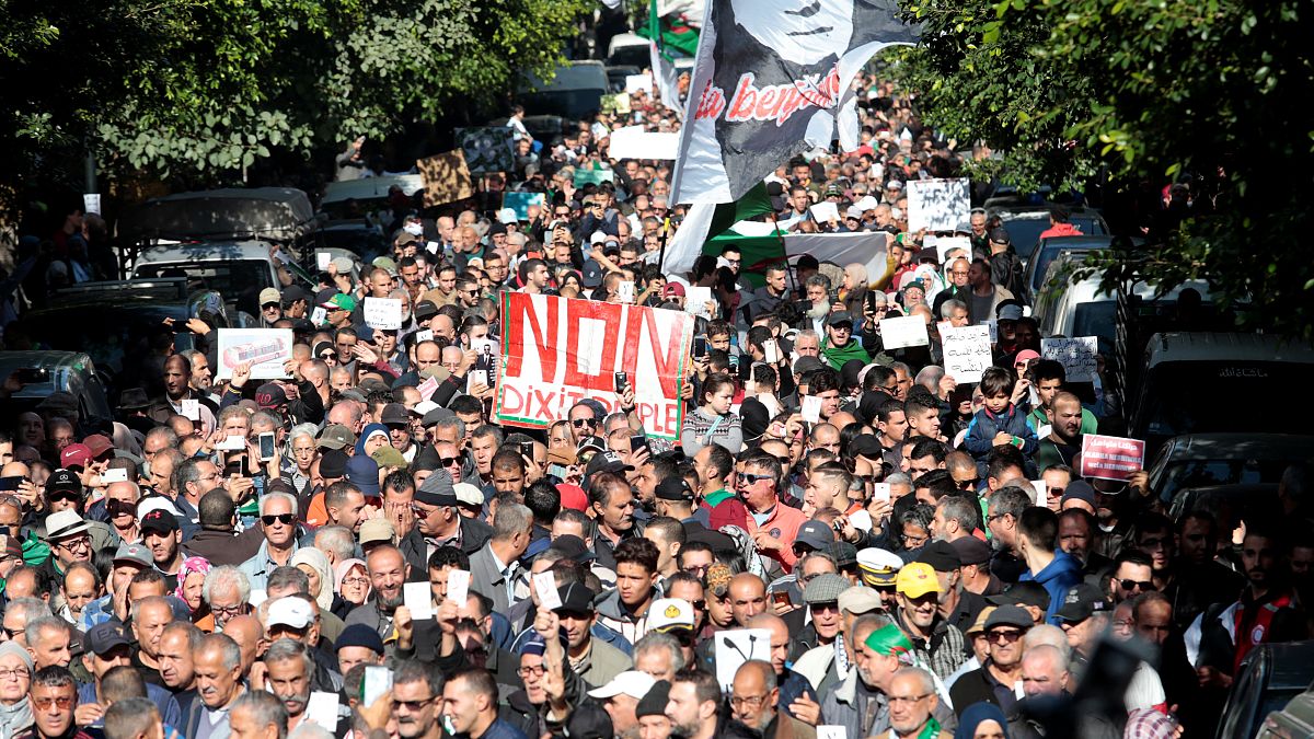 مظاهرات طلابية في الجزائر ضد تنظيم الانتخابات الرئاسية والقضاة يهددون بالعودة للاضراب