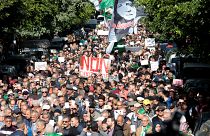 مظاهرات طلابية في الجزائر ضد تنظيم الانتخابات الرئاسية والقضاة يهددون بالعودة للاضراب