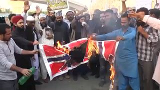 شاهد: مظاهرة في باكستان للتنديد بإحراق نسخة من القرآن الكريم في النرويج