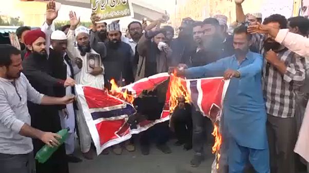 شاهد: مظاهرة في باكستان للتنديد بإحراق نسخة من القرآن الكريم في النرويج شاهد: مظاهرة في باكستان للتنديد بإحراق نسخة من القرآن الكريم في النرويج