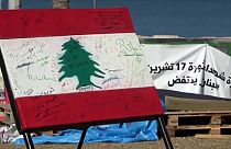 اللبنانيون يواصلون التظاهر والحريري يبدي عزوفا بشأن تولي رئاسة الحكومة مجددا