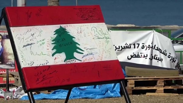 اللبنانيون يواصلون التظاهر والحريري يبدي عزوفا بشأن تولي رئاسة الحكومة مجددا اللبنانيون يواصلون التظاهر والحريري يبدي عزوفا بشأن تولي رئاسة الحكومة مجددا